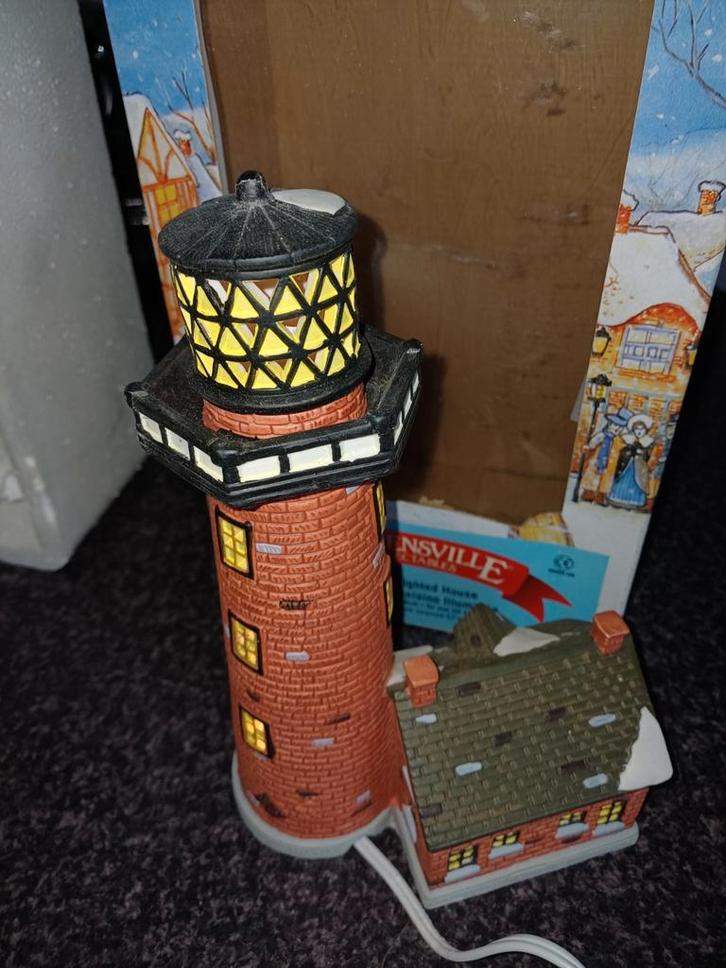 Dickensville Lighthouse/ vuurtoren met licht Kerstdorp, Huis en Inrichting, Woonaccessoires | Kandelaars en Kaarsen, Zo goed als nieuw