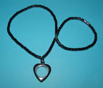 Hematiet collier met opengewerkte hart hanger beschikbaar voor biedingen