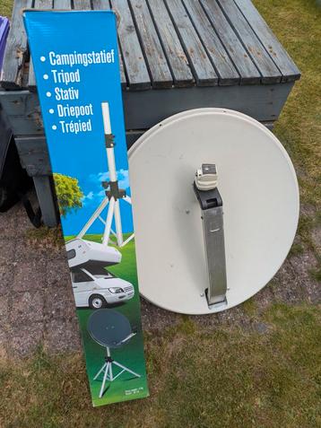 Satellietschotel met standaard en coax kabel beschikbaar voor biedingen