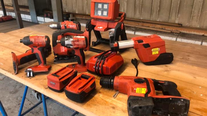 Hilti 11 delig machineset, Doe-het-zelf en Verbouw, Bouwverlichting, Zo goed als nieuw, Minder dan 50 watt, Ophalen