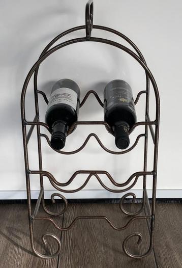 Sierlijk metalen flessenrek, wijnrek voor zes flessen  beschikbaar voor biedingen