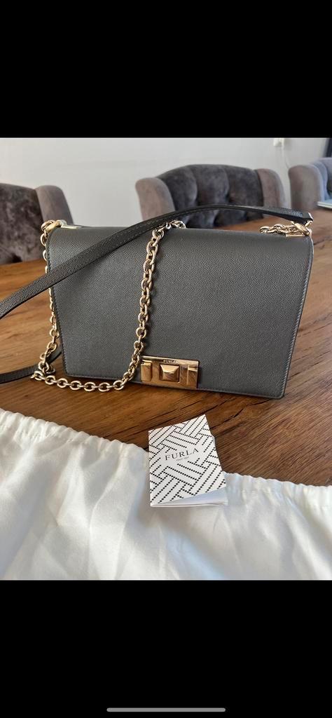 FURLA Crossbody Leer Tas – Donkergrijs met Gouden Details, Sieraden, Tassen en Uiterlijk, Tassen | Damestassen, Zo goed als nieuw