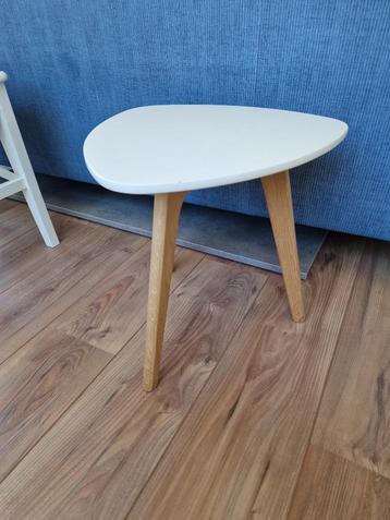 Klein wit houten tafeltje driehoek beschikbaar voor biedingen