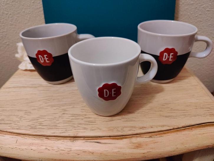 Douwe Egberts mokken met oor, één wit en twee grijs/krijt, Huis en Inrichting, Keuken | Servies, Zo goed als nieuw, Kop(pen) en/of Schotel(s)