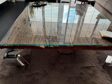 Unieke salontafel met glazen blad beschikbaar voor biedingen
