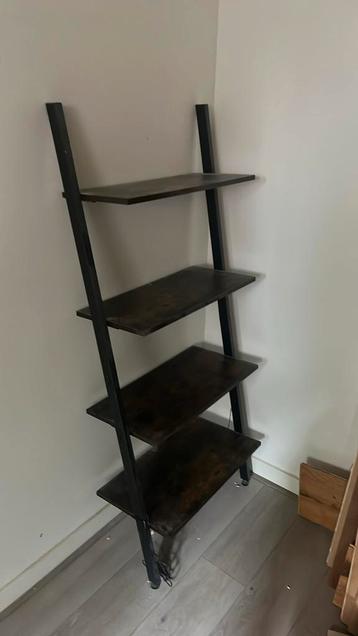 Trapkast tegen wand zwart hout beschikbaar voor biedingen