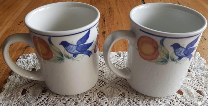 2 Engelse mokken, vogels, fruit, bloemen, Churchill Paloma, Huis en Inrichting, Keuken | Servies, Gebruikt, Kop(pen) en/of Schotel(s)