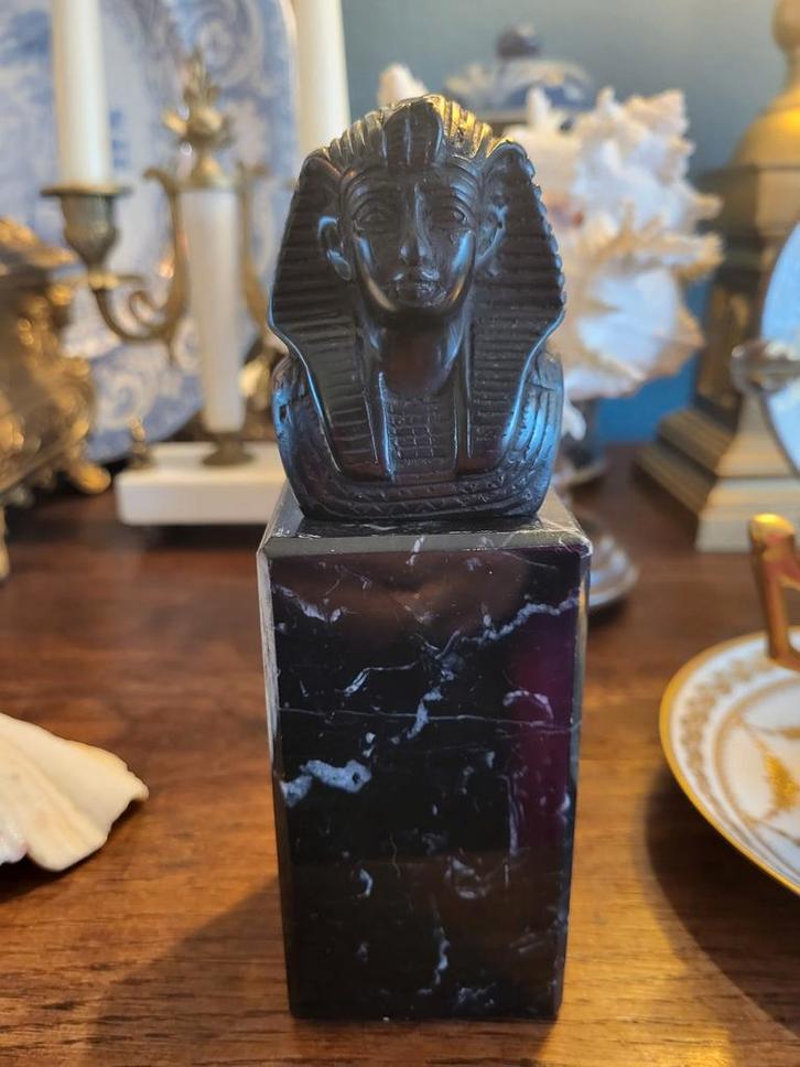 Farao beeldje op marmeren sokkel, Antiek en Kunst, Curiosa en Brocante, Ophalen of Verzenden