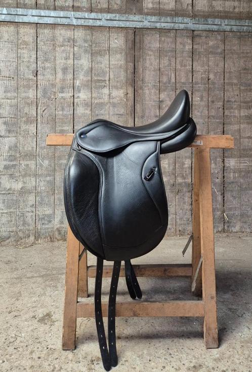 Ikonic hybrid dressuurzadel 17,5 inch, Dieren en Toebehoren, Paarden en Pony's | Zadels, Zo goed als nieuw, Dressuur, Ophalen of Verzenden
