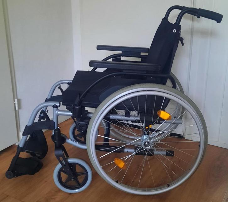 Rolstoel merk: Breezy Basix 2 ( Lichtgewicht 16 kg ! ), Diversen, Rolstoelen, Zo goed als nieuw, Handbewogen rolstoel, Inklapbaar