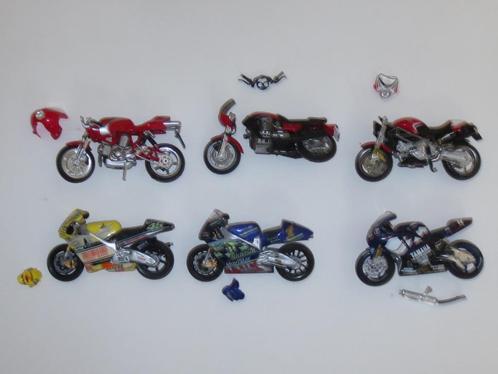 6 motorfietsen met schade, 2 motorrijders en een vlag, 1:24, Hobby en Vrije tijd, Modelauto's | 1:24, Gebruikt, Motor, Ophalen of Verzenden