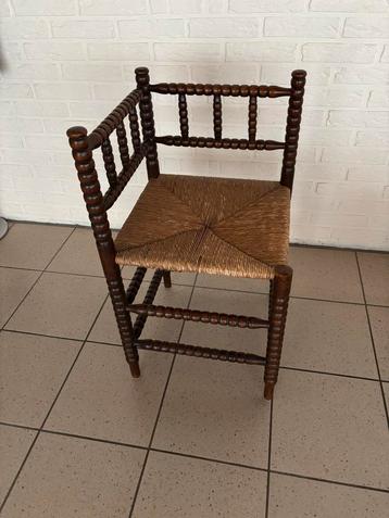 Antieke Bobbin hoekstoel en stoel met rieten zitting beschikbaar voor biedingen