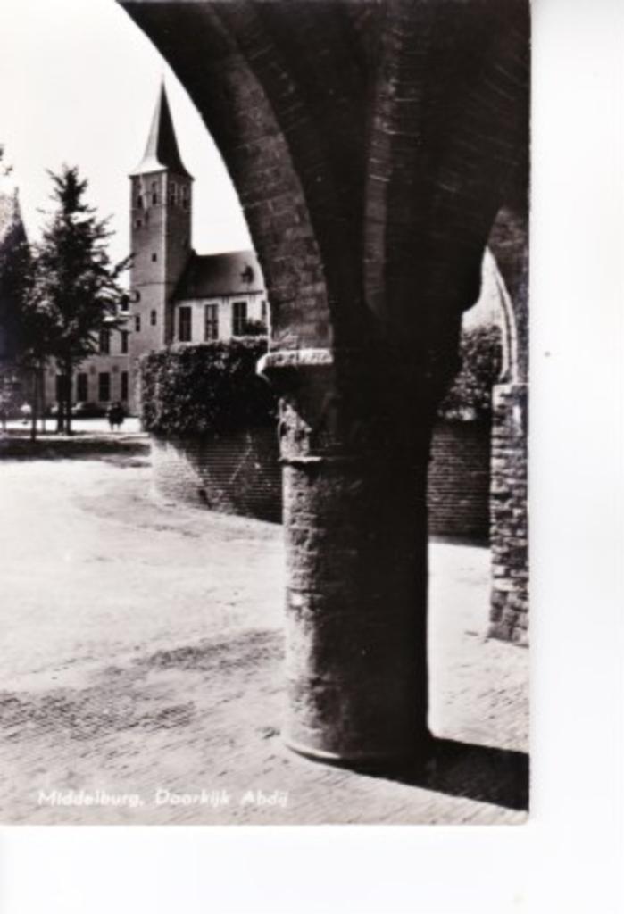 MIDDELBURG,- Doorkijk Abdij.  12-11, Verzamelen, Ansichtkaarten | Nederland, Ongelopen, Zeeland, 1940 tot 1960, Ophalen of Verzenden