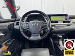 Lexus ES 300h President Line|NL-Auto|LED|Leder|Navi, Auto's, Gebruikt, 4 cilinders, 1655 kg, Zwart