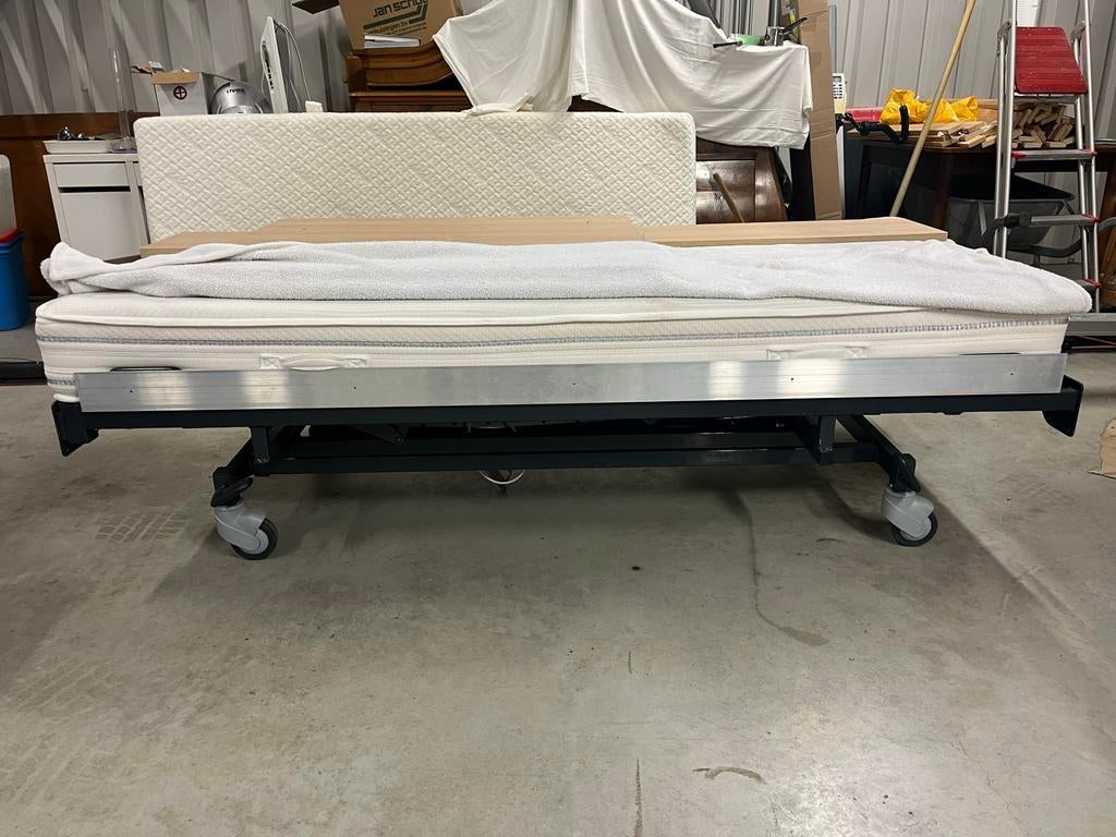 Laag laag bed met wielen, elektrisch verstelbaar, Ophalen, 90 cm, Eenpersoons, Zwart