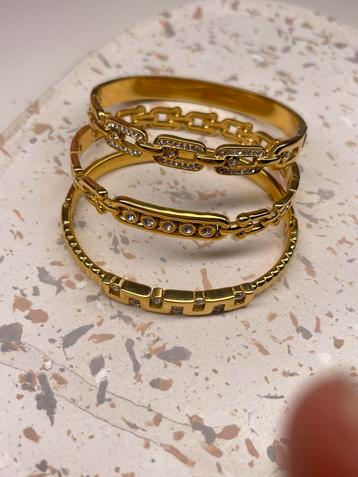 Armbanden van roestvrij staal. beschikbaar voor biedingen