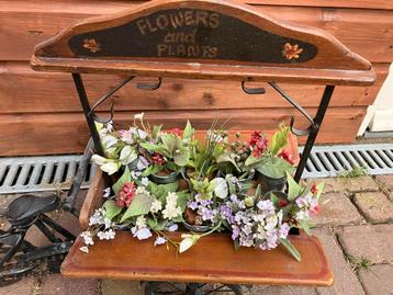 Vintage Miniatuur Bloemenkar met Bloemen beschikbaar voor biedingen