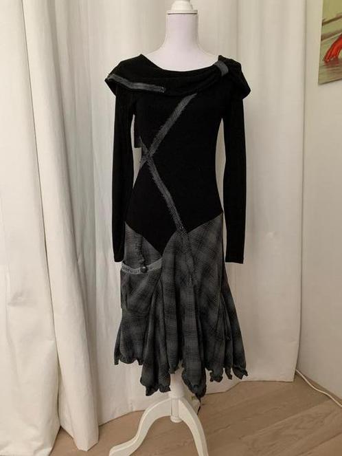 DMVS | ZGAN | maat 3 | twd 189eur | Aparte modern WinterJurk, Kleding | Dames, Jurken, Zo goed als nieuw, Maat 38/40 (M), Zwart