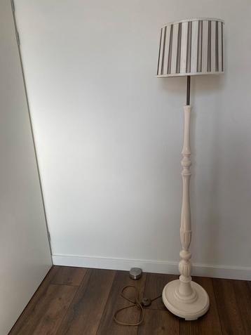 Brocante, landelijke vloerlamp