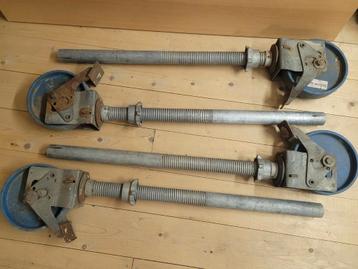 Vier zwenkwielen voor een aluminium steiger.  beschikbaar voor biedingen