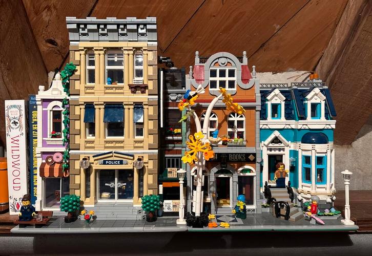 Twee Lego Modulaire Gebouwen, Kinderen en Baby's, Speelgoed | Duplo en Lego, Zo goed als nieuw, Lego, Complete set, Ophalen of Verzenden