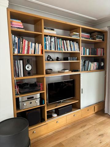 Gratis af te halen boekenkast beschikbaar voor biedingen