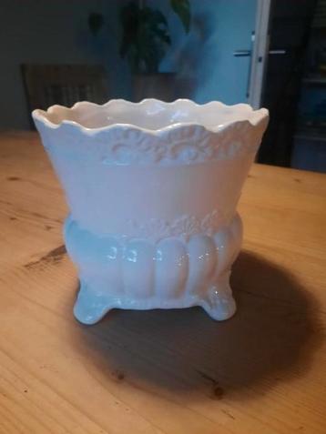 Vintage witte geglazuurde bloempot op pootjes. beschikbaar voor biedingen