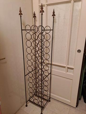 Wijnrek 170 cm hoog metaal. 39 flessen beschikbaar voor biedingen