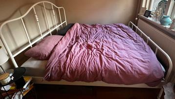 Ikea bedframe + lattenbodem - afbeelding 1