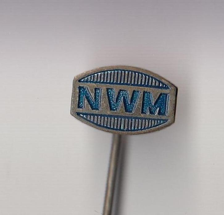 NL Wapen Munitiefabriek De Kruithoorn NWM speldje, Verzamelen, Militaria | Algemeen, Landmacht, Embleem of Badge, Nederland, Ophalen of Verzenden