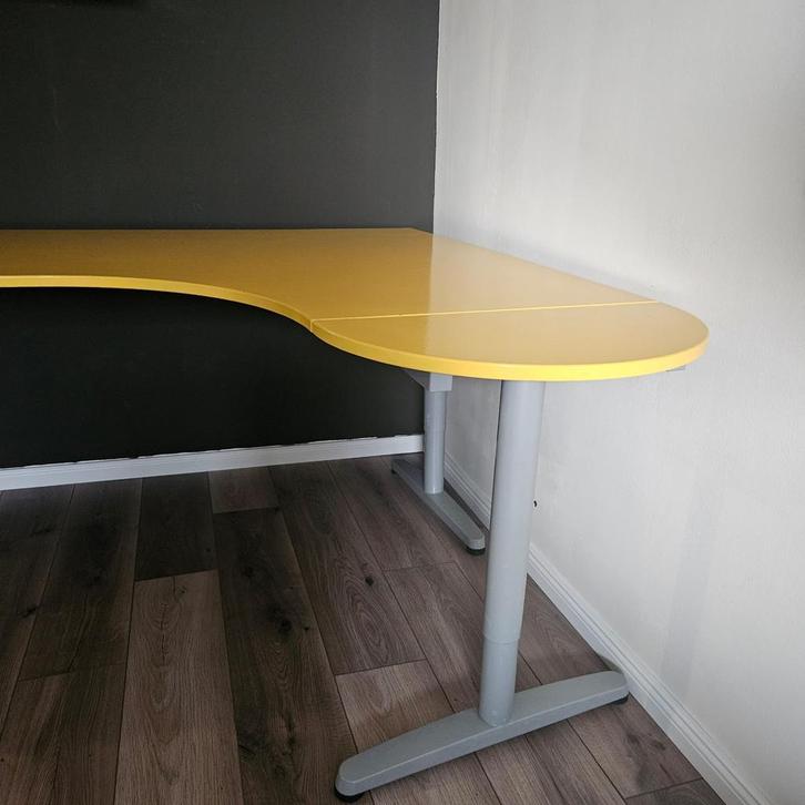 Bureau met verstelbare poten, Huis en Inrichting, Bureaus, Zo goed als nieuw, In hoogte verstelbaar, Ophalen