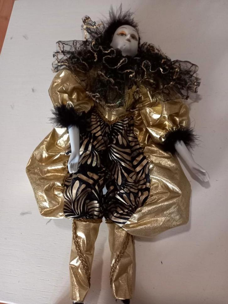 Mooie porseleinen pop met goudkleurig pak en kraag.
Jaren 30, Verzamelen, Poppen, Zo goed als nieuw, Pop, Ophalen of Verzenden