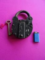 GROOT ANTIEK HANGSLOT LIPS DORDRECHT SLOT SLEUTEL SLOTEN, Antiek en Kunst, Curiosa en Brocante, Ophalen of Verzenden