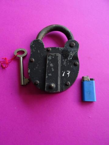 GROOT ANTIEK HANGSLOT LIPS DORDRECHT SLOT SLEUTEL SLOTEN beschikbaar voor biedingen