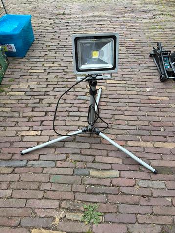 LED Bouwlamp met Statief beschikbaar voor biedingen