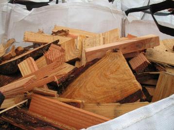 Zagerij afval stukken douglas hout beschikbaar voor biedingen