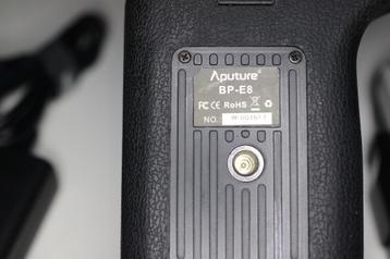 Canon batterijgrip met 6 accu's beschikbaar voor biedingen