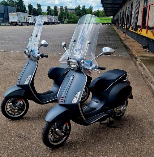 2 vespa sprint, Fietsen en Brommers, Scooters | Vespa, Zo goed als nieuw, Ophalen