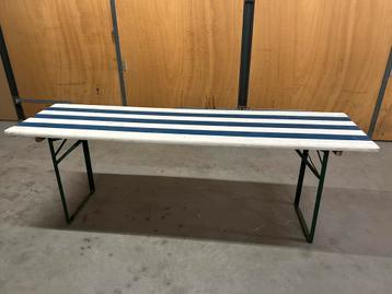 Legertafel gebruikt voor evenement beschikbaar voor biedingen