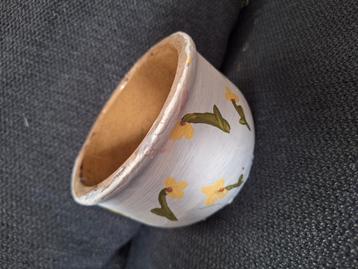 Bloempot met bloemen beschikbaar voor biedingen