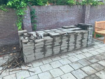 Troittoir tegels (gratis) beschikbaar voor biedingen