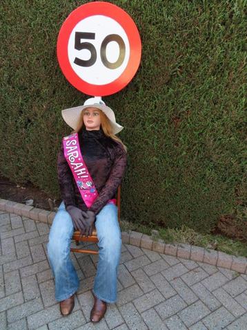 50 Sarah pop gekleed, levensgroot met jong uiterlijk. beschikbaar voor biedingen