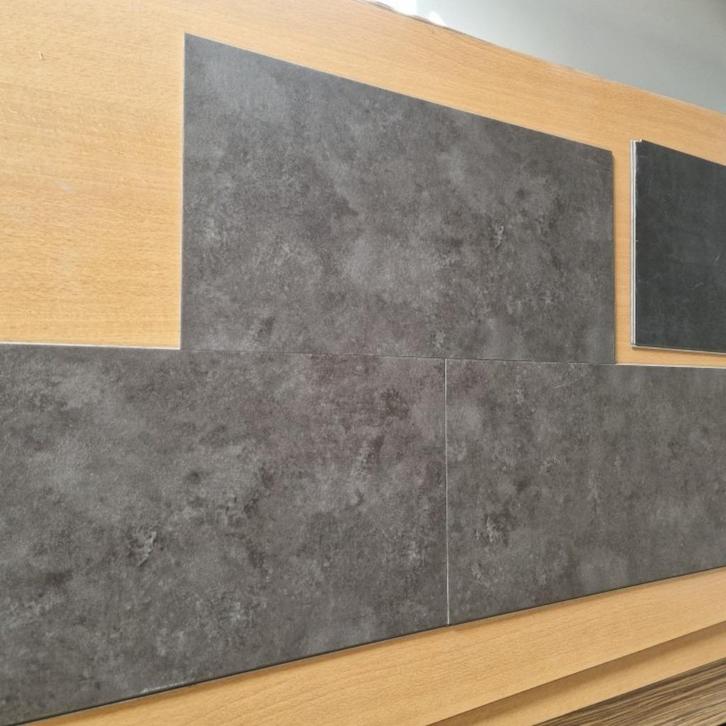Circa 33 m2 gebruikte click pvc. Tegels format., Huis en Inrichting, Stoffering | Vloerbedekking, Gebruikt, Laminaat, Zwart, 25 tot 50 m²