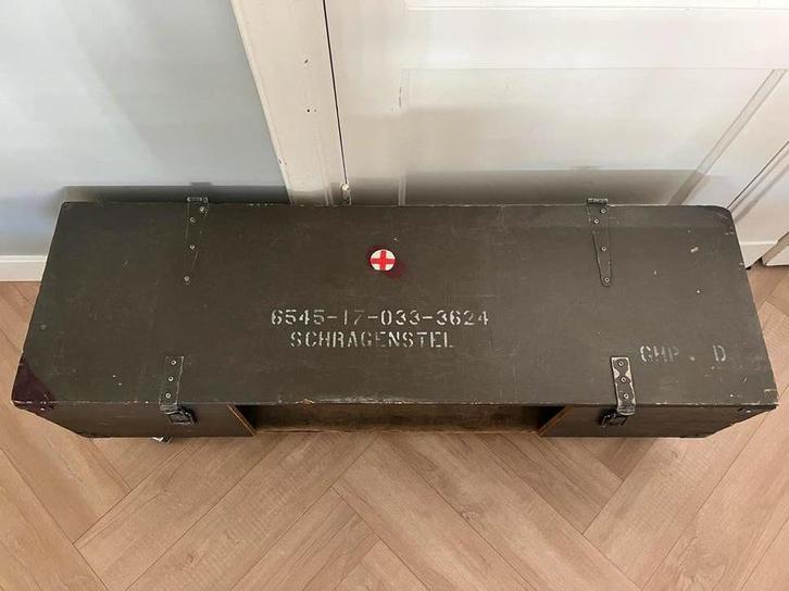 Defensie kist kastje/tafeltje met wieltjes, Huis en Inrichting, Woonaccessoires | Kisten, Zo goed als nieuw, Minder dan 50 cm
