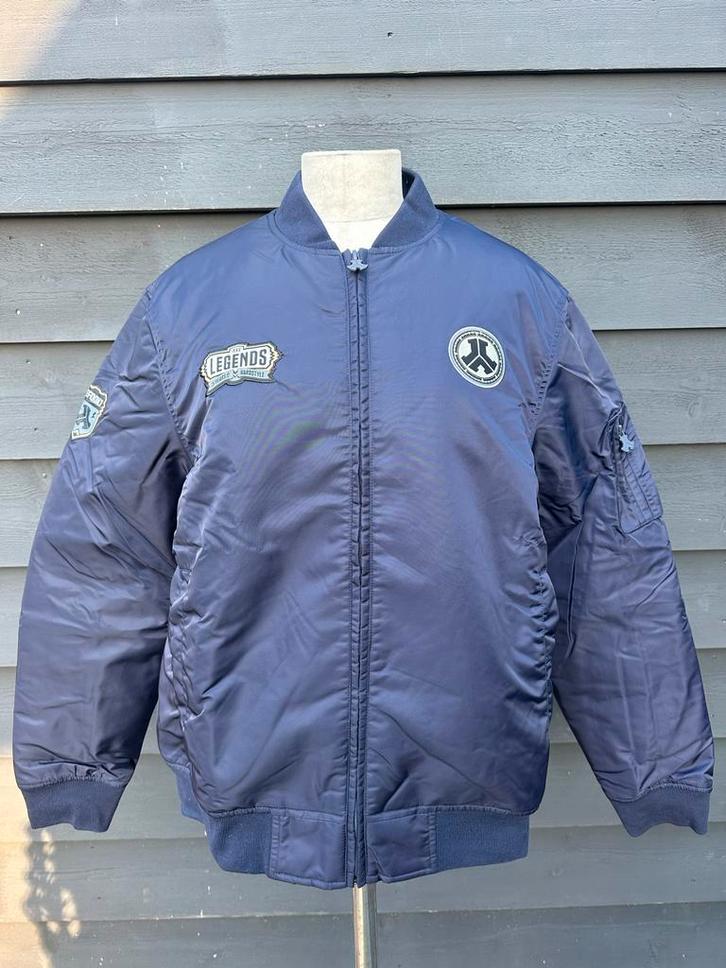 Defqon.1 Limited Edition Bomber Jacket + Cap (Maat M), Kleding | Heren, Jassen | Zomer, Nieuw, Maat 48/50 (M), Blauw, Ophalen of Verzenden