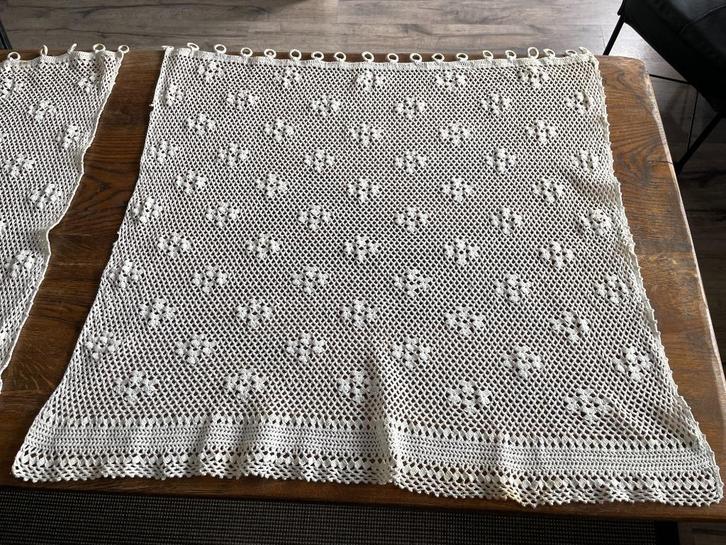 Vintage roomkleur-wit gehaakte gordijnen met gordijnringen, Huis en Inrichting, Stoffering | Gordijnen en Lamellen, Gebruikt, Minder dan 100 cm