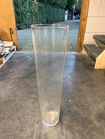 Hoge glazen vaas beschikbaar voor biedingen