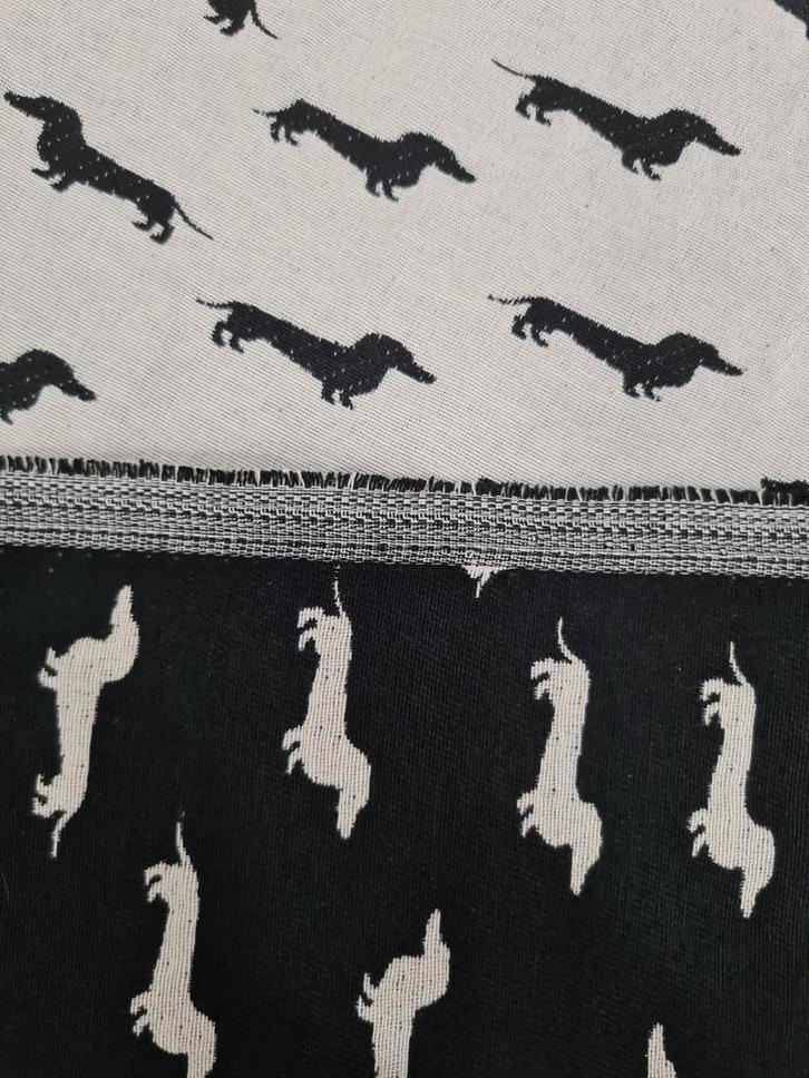 Gobelin Hond Teckel Bontgeweven Stof - 140cm breed, Hobby en Vrije tijd, Stoffen en Lappen, Nieuw, Overige materialen, 120 cm of meer