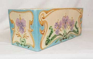 Jardiniere keramiek Art Nouveau. beschikbaar voor biedingen