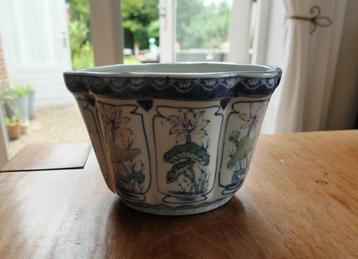 Antieke Chinese bloempot met Lotus Motief beschikbaar voor biedingen